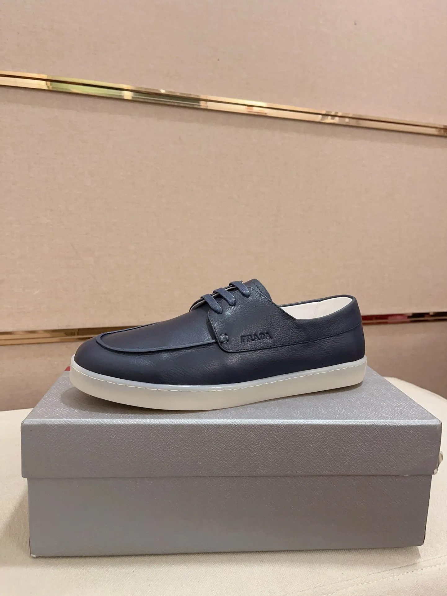Men's shoes 💰 540💰 ✔️✔️✔️Higher version High-quality new PRADA (Prada) counters are launched at the same time. The new men's shoes and 😘 fabrics are made of high-tech glue-making technology. Lining: Full cowhide lining. 👍🏿 High-end ☄️ air-cushion molded anti-slip rubber outsole, exquisite lines, simple and elegant, comfortable and high-end for leisure travel. Code number: 38 to 44 (45 can be customized and cannot be returned or exchanged)